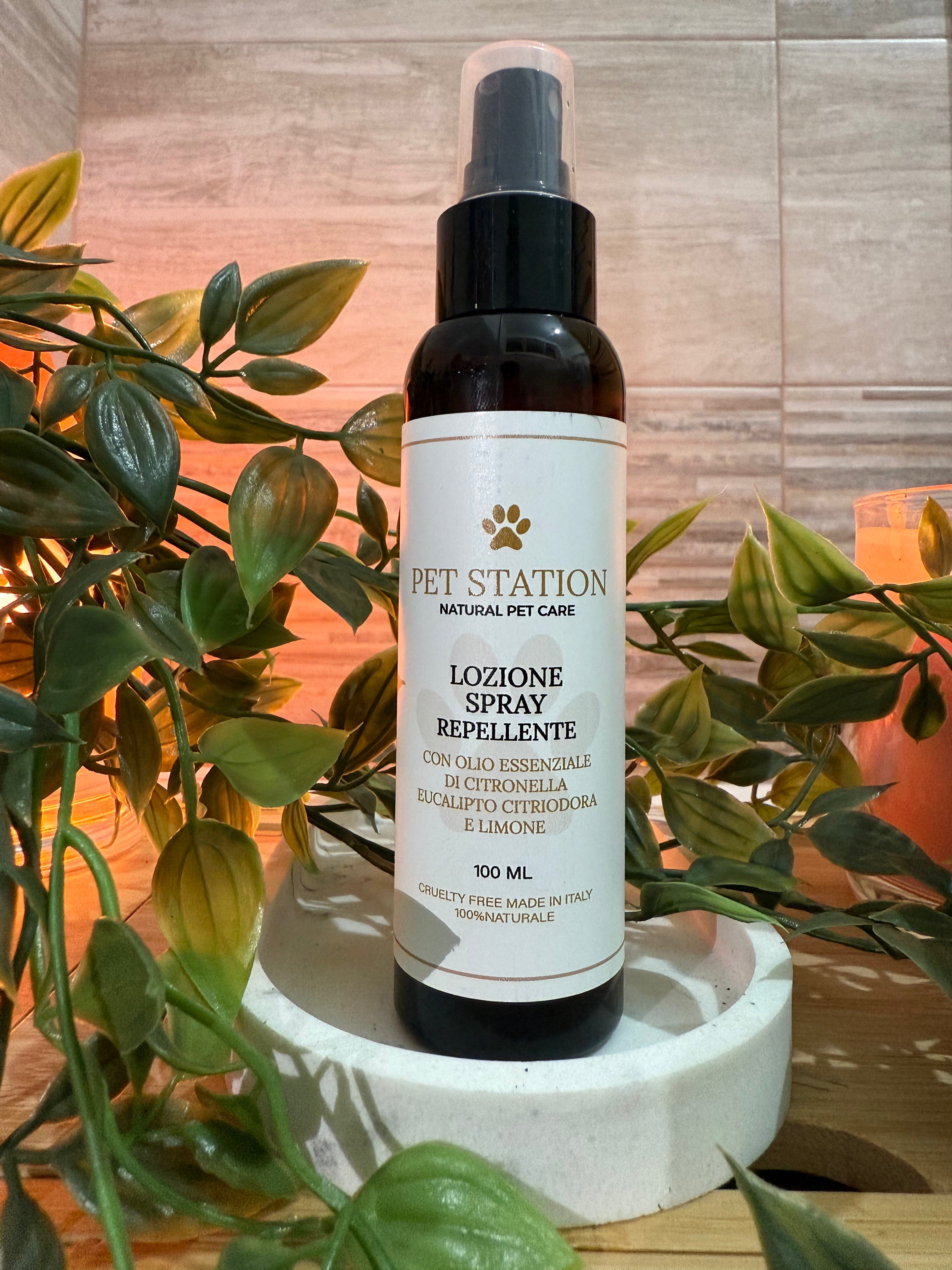 Lozione Spray Repellente – Citronella, Eucalipto & Limone – 100 ml in a bottle on a decorative plant background.