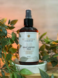 Spray Lenitivo Pelle – Bava di Lumaca, Aloe Vera & Camomilla – 200 ml in natural setting with greenery.