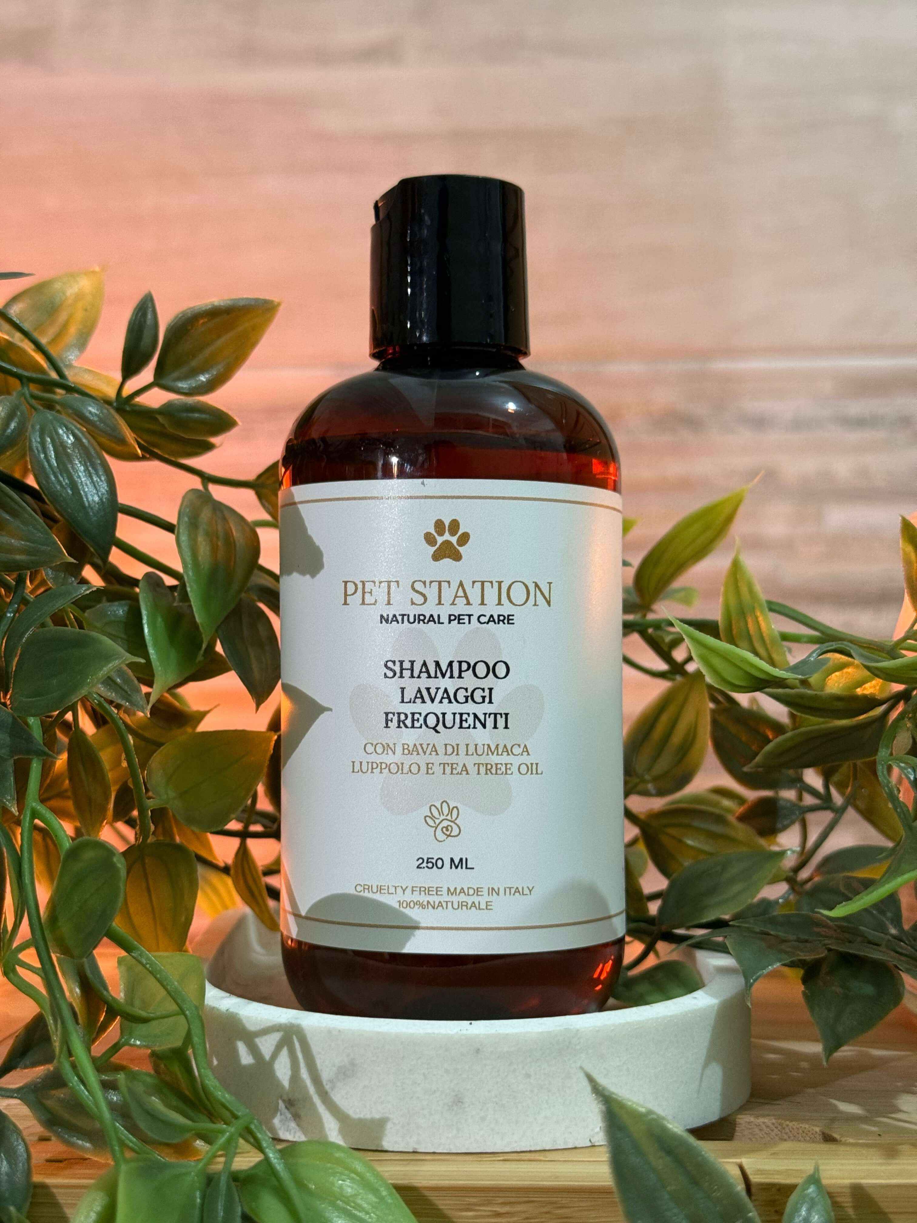 Shampoo Lavaggi Frequenti naturale per cani e gatti con Bava di Lumaca e Tea Tree, 250 ml bottle