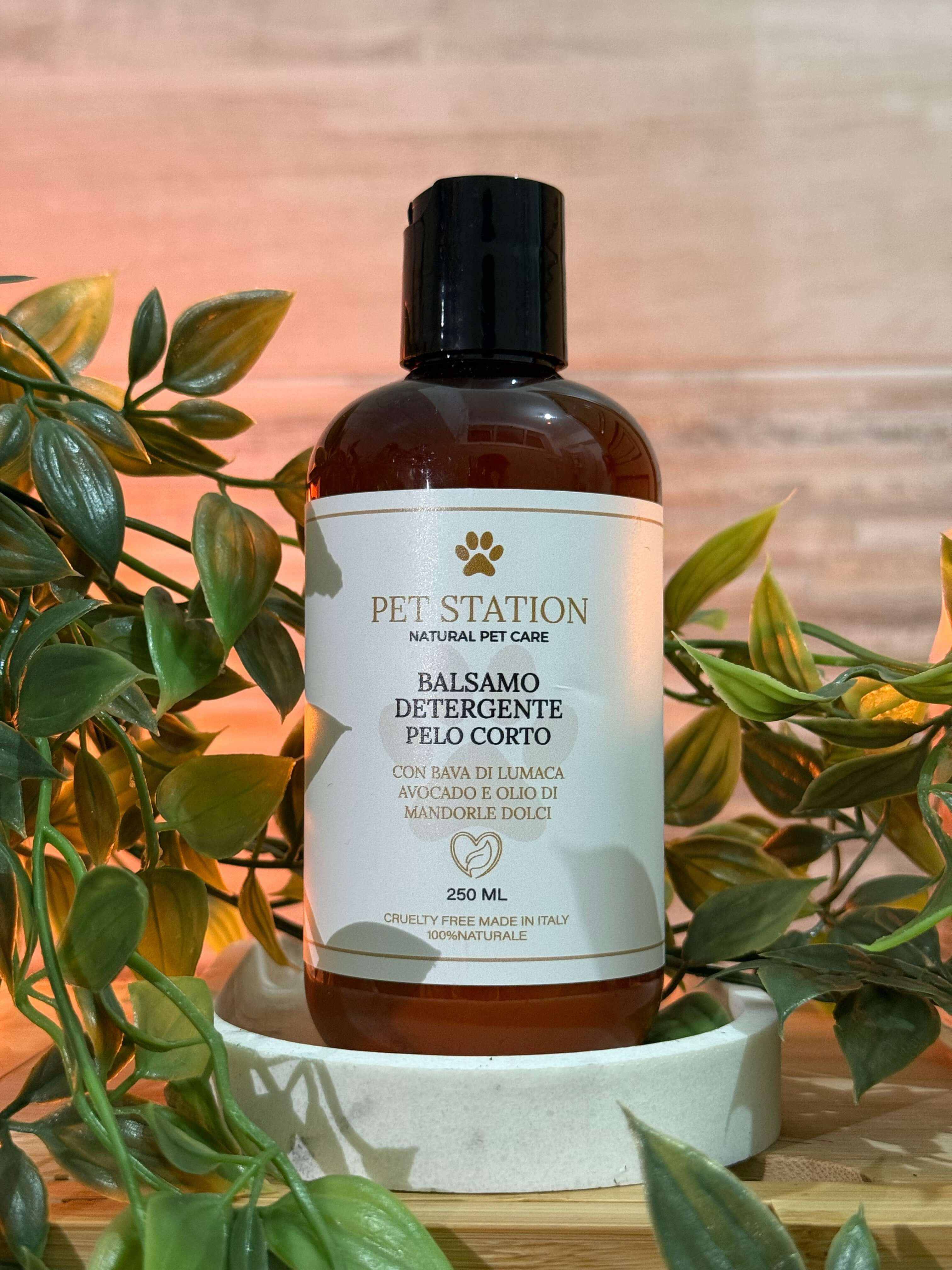 Balsamo Detergente per Pelo Corto – 250 ml, prodotto naturale per cani e gatti a pelo corto.