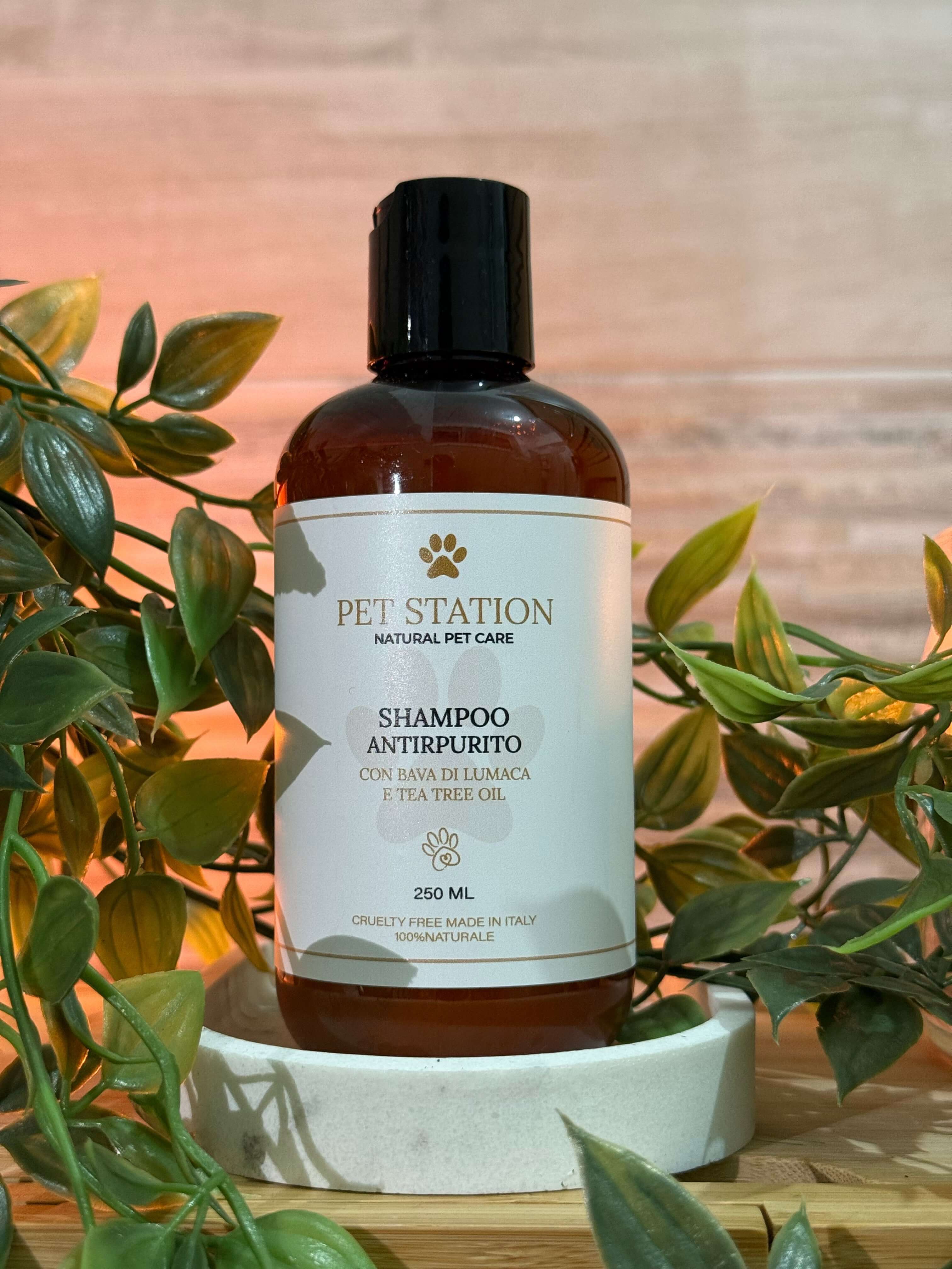 Shampoo Antiprurito Naturale – Bava di Lumaca, Camomilla & Calendula – 250 ml in a natural setting with greenery.