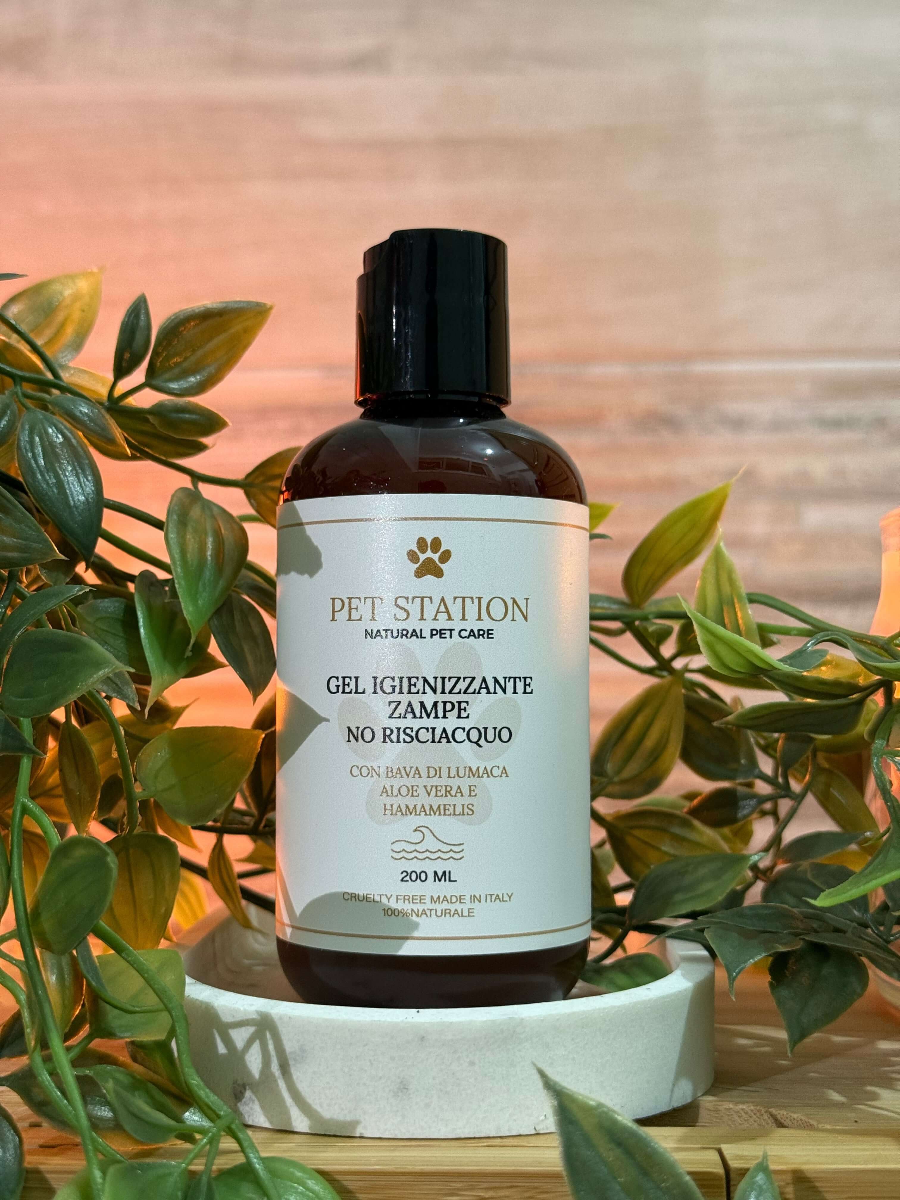 Gel Igienizzante Zampe Senza Risciacquo – Bava di Lumaca, Aloe Vera & Hamamelis – 200 ml in  a natural pet care setting.